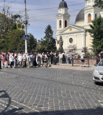В Черновцах произошла стычка между верующими УПЦ МП и ПЦУ, есть пострадавшие – СМИ В Черновцах произошла стычка между верующими УПЦ МП и ПЦУ, есть пострадавшие – СМИ