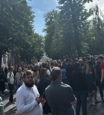 У Чернівцях біля Кафедрального собору між парафіянами УПЦ та ПЦУ сталася сутичка