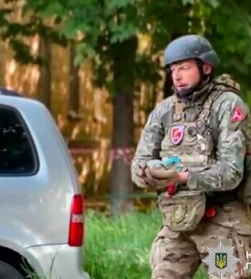 Масована ракетна атака РФ на Київ: нерозірвані касетні боєприпаси вибухотехніки винесли з квартир житлового будинку. ФОТОрепортаж
