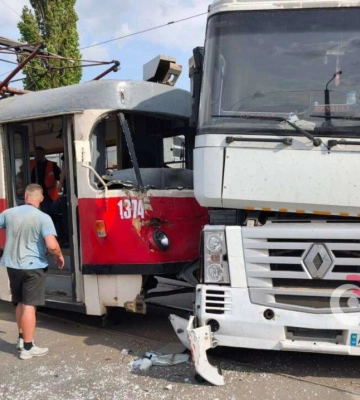В Днепре трамвай с пассажирами врезался в фуру: подробности ДТП с места происшествия