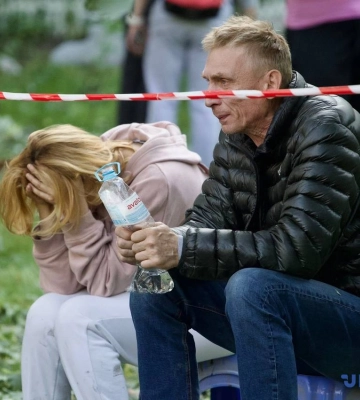 Парень, которого родители ждали во время разбора завалов дома в Киеве, выжил