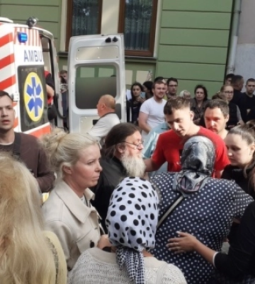 У Чернівцях прихильники УПЦ МП намагалися прорватися до Собору, поліція застосувала сльозогінний газ