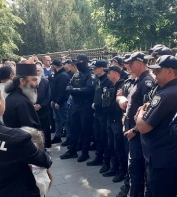 В Черновцах произошла масштабная стычка между верующими УПЦ МП и ПЦУ