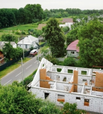 У Ягідному розпочали капітальний ремонт ще трьох будинків