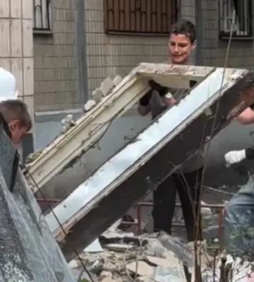 Школярі в Києві допомагають розбирати завали після удару РФ (відео) Школярі в Києві допомагають розбирати завали після удару РФ (відео)