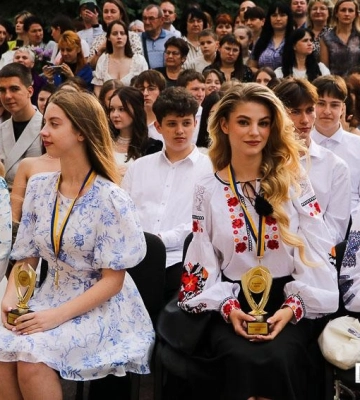 «Гордість міста»: Хто з випускників Кропивницького отримав нагороди (ФОТО)