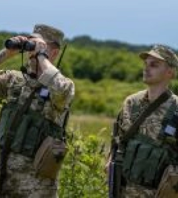 Прикордонники попереджувальними пострілами затримали трьох порушників кордону на Закарпатті