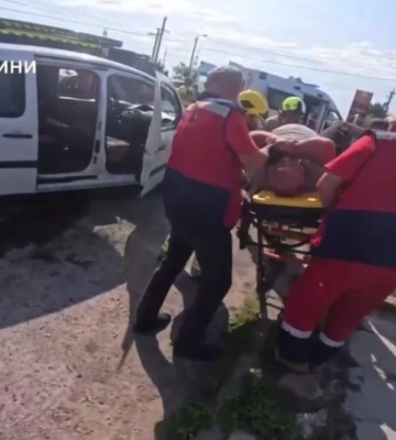 У Дубні рятувальники деблокували водія з понівеченого авто після ДТП (ВІДЕО)
