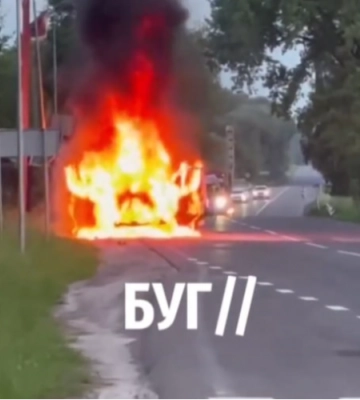 На Волині на блокпосту загорілась вантажівка. Відео
