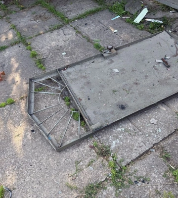 Палаючі оселі та влучання в газогін: нічна атака на Дніпропетровщину