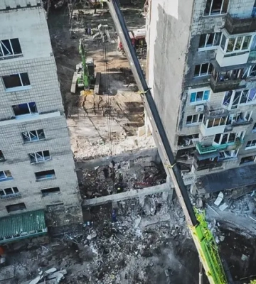 У Києві вже понад 20 загиблих. З-під зруйнованого будинку дістали ще кілька тіл загиблих, пошуки тривають
