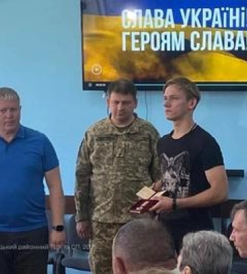 У Кременчуці рідним загиблих воїнів передали їх державні нагороди