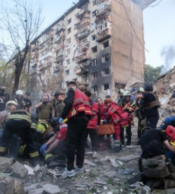 Рятувальники дістали тіло 17 жертви зі зруйнованої ракетою 9-поверхівки у Києві