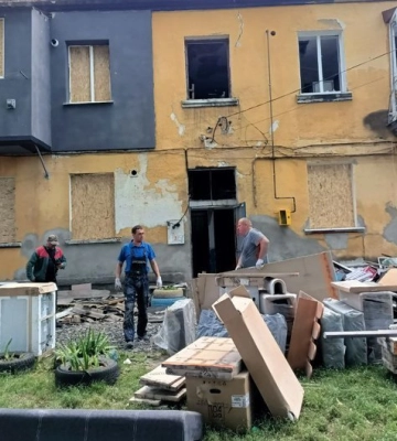 У Луцьку досі ліквідовують руйнування після атаки РФ, зібрали 130 тонн сміття