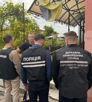 Волинські оперативники схопили чоловіка, який «рішав» виїзд для ухилянтів за 14 000 доларів