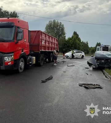 У Шептицькому авто зіткнулось із вантажівкою: постраждала жителька Волинської області