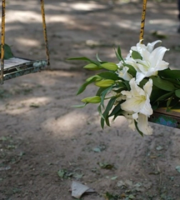 Іноземні посольства в Києві приспустили прапори у День жалоби