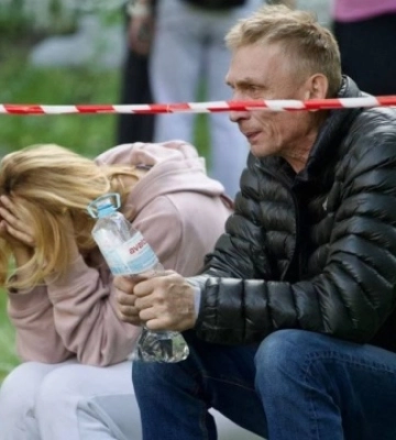 Фото його батьків на руїнах облетіло світ: у Києві внаслідок атаки РФ загинув студент Дмитро Ісаєнко Фото його батьків на руїнах облетіло світ: у Києві внаслідок атаки РФ загинув студент Дмитро Ісаєнко