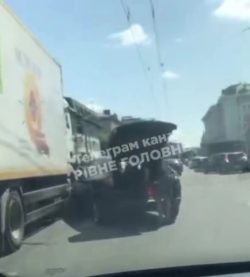 У Шептицькому авто зіткнулось із вантажівкою: постраждала жителька Волинської області