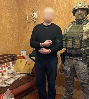 Чоловіка засудили на 8 років за розбій, крадіжки та зберігання зброї на Сумщині