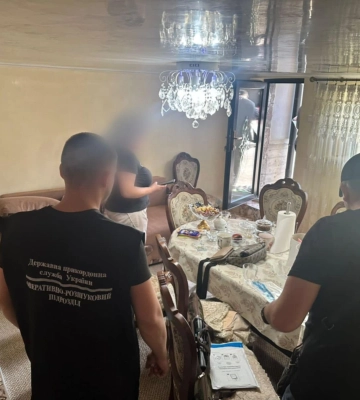 Поблизу кордону з Румунією зупинили переправника з клієнтом