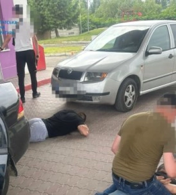 Поблизу кордону з Румунією зупинили переправника з клієнтом