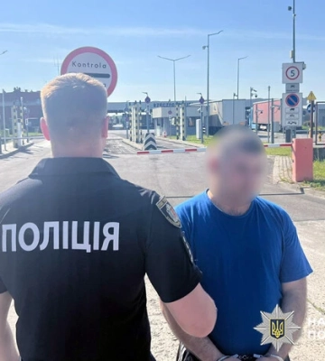 На Хмельниччину екстрадували 41-річного чоловіка, якого підозрюють у виготовленні вибухівки для вчинення вбивства