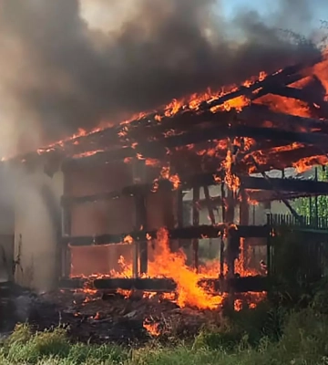 На Ужгородщині вогонь знищив надвірну споруду та перекинувся на будинок