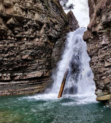 Маловідома туристична локація у Карпатах: два мальовничі водоспади України