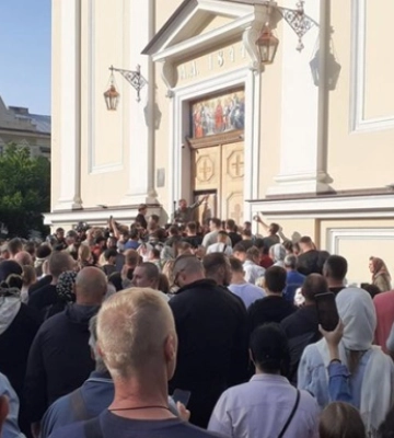 Сутичка між вірянами під собором у Чернівцях: стали відомі деталі