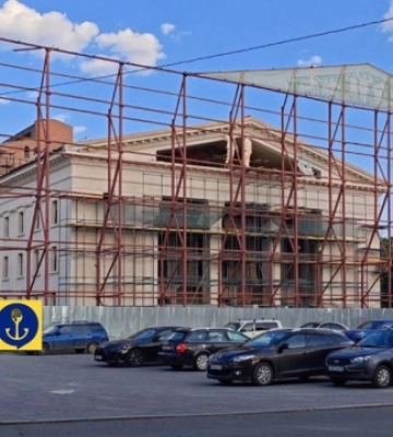 У Маріуполі загарбники монтують підроблені скульптури на драмтеатрі - Центр вивчення окупації