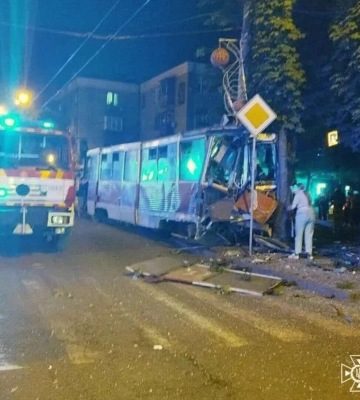 У Кривому Розі травмай зійшов з рейок - першими пораненій водійці допомогли рятувальники ДСНС. ФОТО