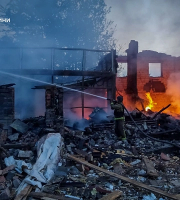 Российские беспилотники ударили по общине на Сумщине, возник пожар (, )