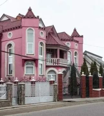 Майже кожна хата – палац: де розташоване найбагатше село в Україні