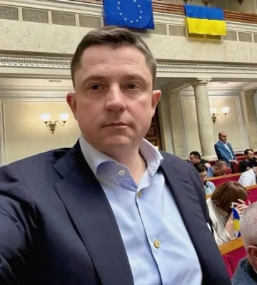 Депутатов в Раде все меньше и меньше. Олесь Довгий больше не депутат Депутатов в Раде все меньше и меньше. Олесь Довгий больше не депутат