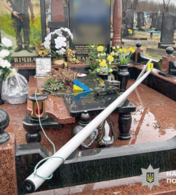 За наругу над могилою захисника судитимуть 17-річного хмельничанина