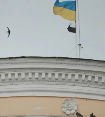 В Харькове на Центральном вокзале подняли Флаг Надежды