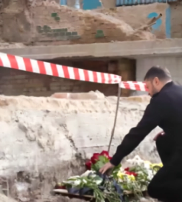 «Россия выбирает убийства»: Зеленский почтил память погибших на месте удара РФ по дому в Киеве