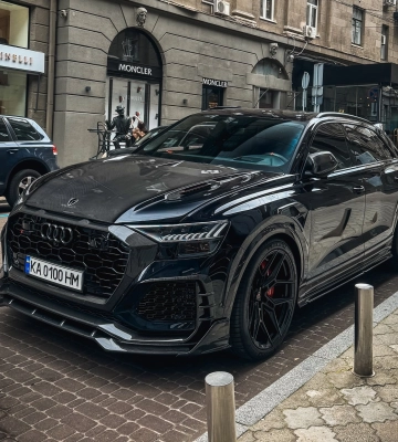 В Украине выполнили яркий тюнинг сверхмощного кроссовера Audi 