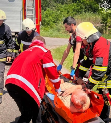 На Одещині авто злетіло в кювет: постраждалого водія витягали рятувальники, - ФОТО