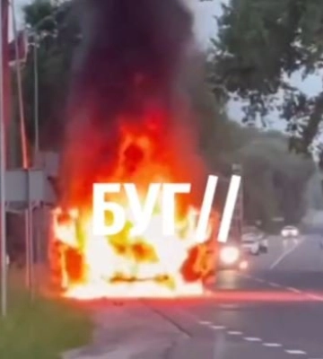 На Волині біля блокпоста горіла вантажівка. Відео