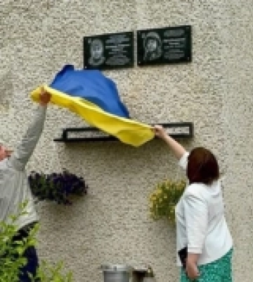 У Нововолинську відкрили меморіальні дошки загиблим Захисникам, які працювали в Центрі дитячої творчості