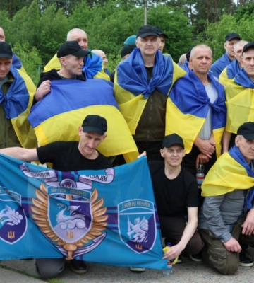 Украина и Россия провели новый этап масштабного обмена пленными: значительная часть освобожденных – защитники Мариуполя
