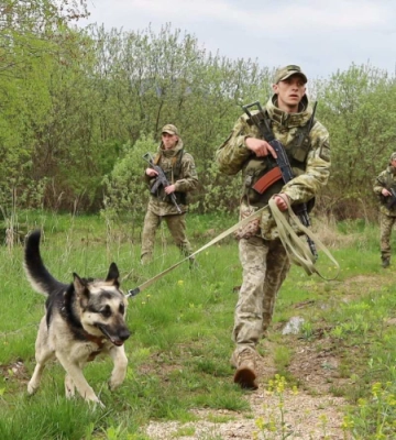 Прикордонники відділу «Селятин» затримали чоловіків, які йшли до кордону з Румунією