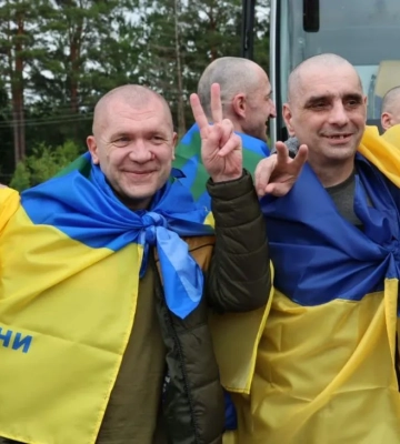 Украина и Россия провели новый этап масштабного обмена пленными: значительная часть освобожденных – защитники Мариуполя