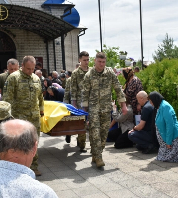 Навіки 42: у Луцькій громаді попрощалися з Героєм Віталієм Півчуком