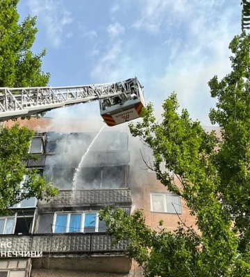 У Слов&#039;янську сталася масштабна пожежа у багатоповерхівці: загорілися верхні поверхи будинку