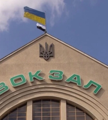 На вокзалах України замайорів біло-чорний прапор: що означають ці кольори
