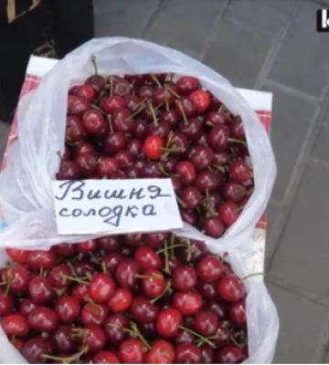 Ціни на сезонні ягоди у Луцьку падають: покупці штурмують ринок