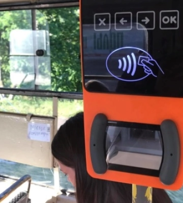У наземному транспорті Києва відновили оплату проїзду QR-квитками